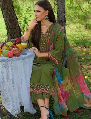 Women Floral Embroidered Regular Thread Work Liva Kurta with Trousers & With Dupatta 2