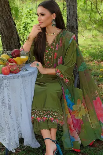 Women Floral Embroidered Regular Thread Work Liva Kurta with Trousers & With Dupatta