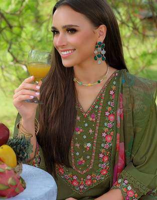 Women Floral Embroidered Regular Thread Work Liva Kurta with Trousers & With Dupatta 3
