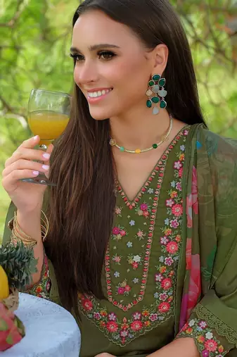 Women Floral Embroidered Regular Thread Work Liva Kurta with Trousers & With Dupatta