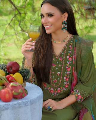 Women Floral Embroidered Regular Thread Work Liva Kurta with Trousers & With Dupatta 4