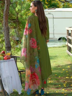 Women Floral Embroidered Regular Thread Work Liva Kurta with Trousers & With Dupatta 5