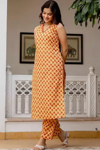 Women Floral Printed Regular Pure Cotton Kurta with Trousers