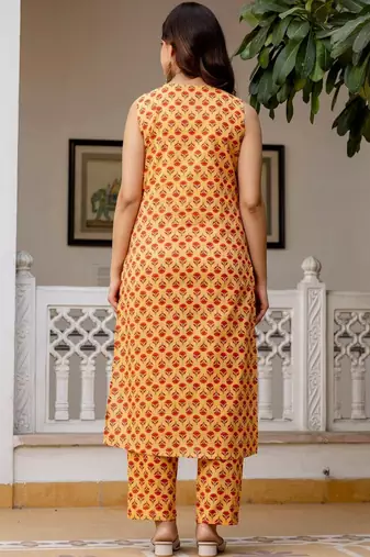 Women Floral Printed Regular Pure Cotton Kurta with Trousers