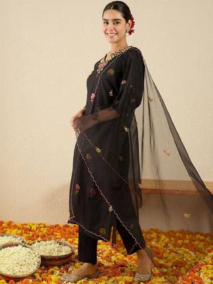 Women Floral Embroidered Regular Thread Work Kurta with Trousers & With Dupatta 1