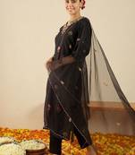 Women Floral Embroidered Regular Thread Work Kurta with Trousers & With Dupatta