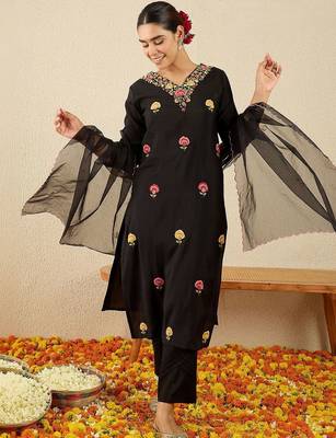 Women Floral Embroidered Regular Thread Work Kurta with Trousers & With Dupatta 2