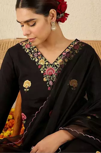 Women Floral Embroidered Regular Thread Work Kurta with Trousers & With Dupatta