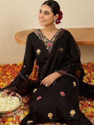 Women Floral Embroidered Regular Thread Work Kurta with Trousers & With Dupatta 4