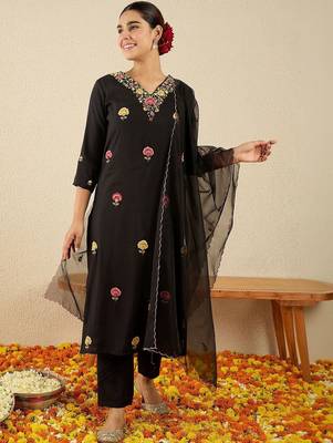 Women Floral Embroidered Regular Thread Work Kurta with Trousers & With Dupatta 5