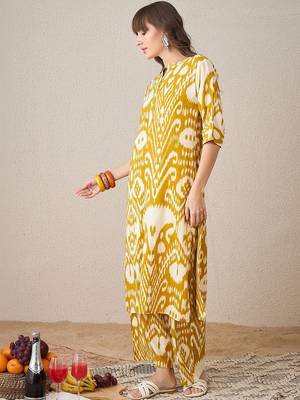 Women Ethnic Motifs Printed Regular Kurta with Trousers 1