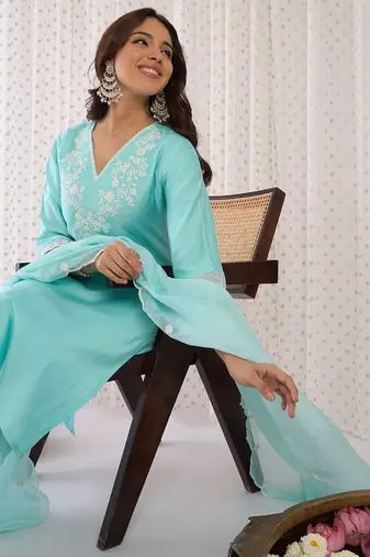 Women Floral Embroidered Regular Thread Work Liva Kurta with Trousers & With Dupatta