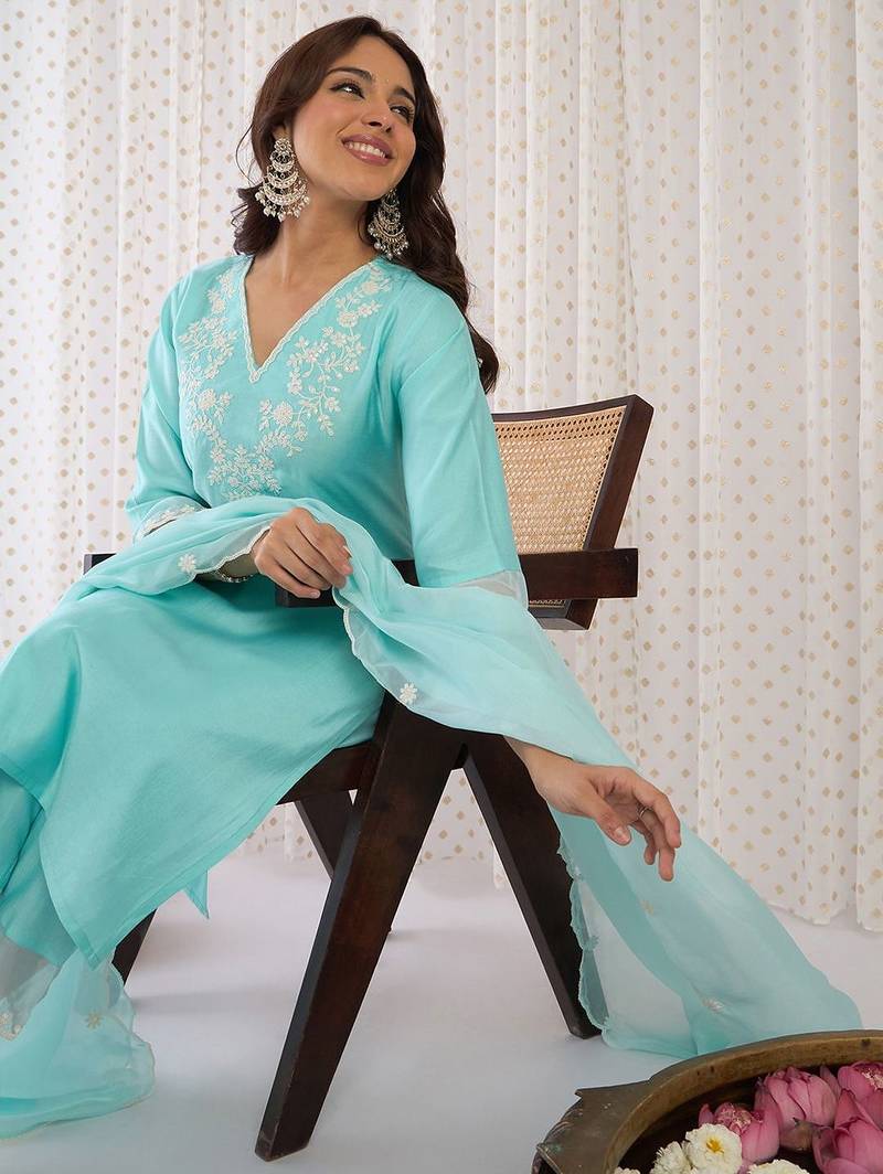 Women Floral Embroidered Regular Thread Work Liva Kurta with Trousers & With Dupatta
