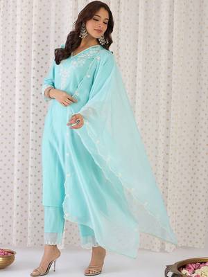 Women Floral Embroidered Regular Thread Work Liva Kurta with Trousers & With Dupatta 2