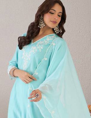 Women Floral Embroidered Regular Thread Work Liva Kurta with Trousers & With Dupatta 3
