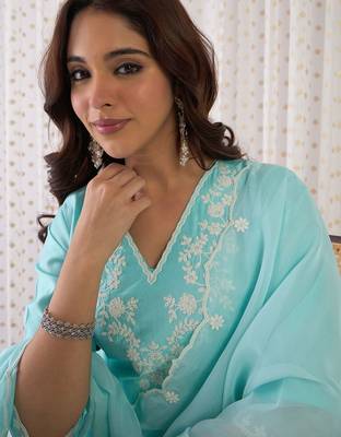 Women Floral Embroidered Regular Thread Work Liva Kurta with Trousers & With Dupatta 4