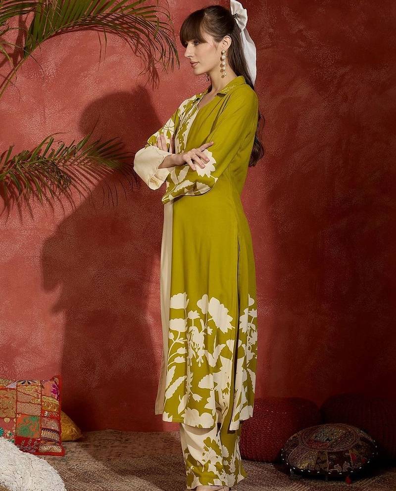 Women Floral Printed Regular Kurta with Trousers