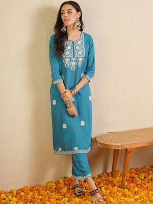 Women Ethnic Motifs Embroidered Regular Thread Work Kurta with Trousers 4