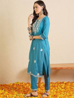 Women Ethnic Motifs Embroidered Regular Thread Work Kurta with Trousers 5