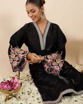 Women Floral Embroidered Regular Kurta with Palazzos 6