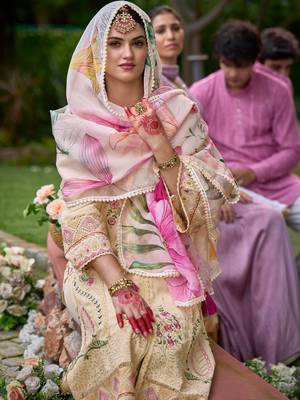 Women Floral Embroidered Regular Thread Work Kurta with Trousers & With Dupatta 1