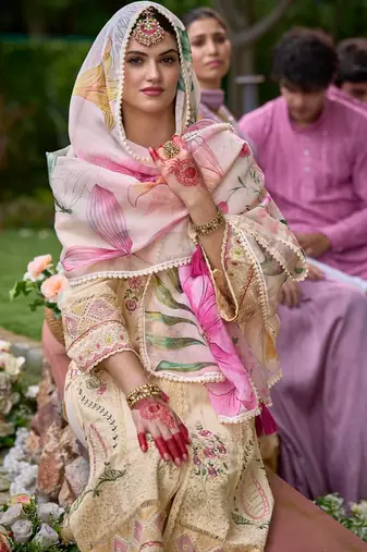 Women Floral Embroidered Regular Thread Work Kurta with Trousers & With Dupatta