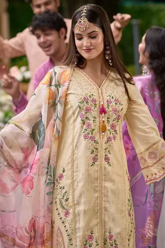Women Floral Embroidered Regular Thread Work Kurta with Trousers & With Dupatta