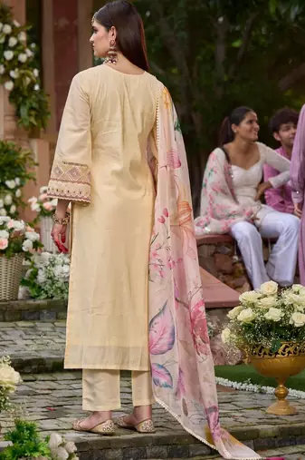 Women Floral Embroidered Regular Thread Work Kurta with Trousers & With Dupatta