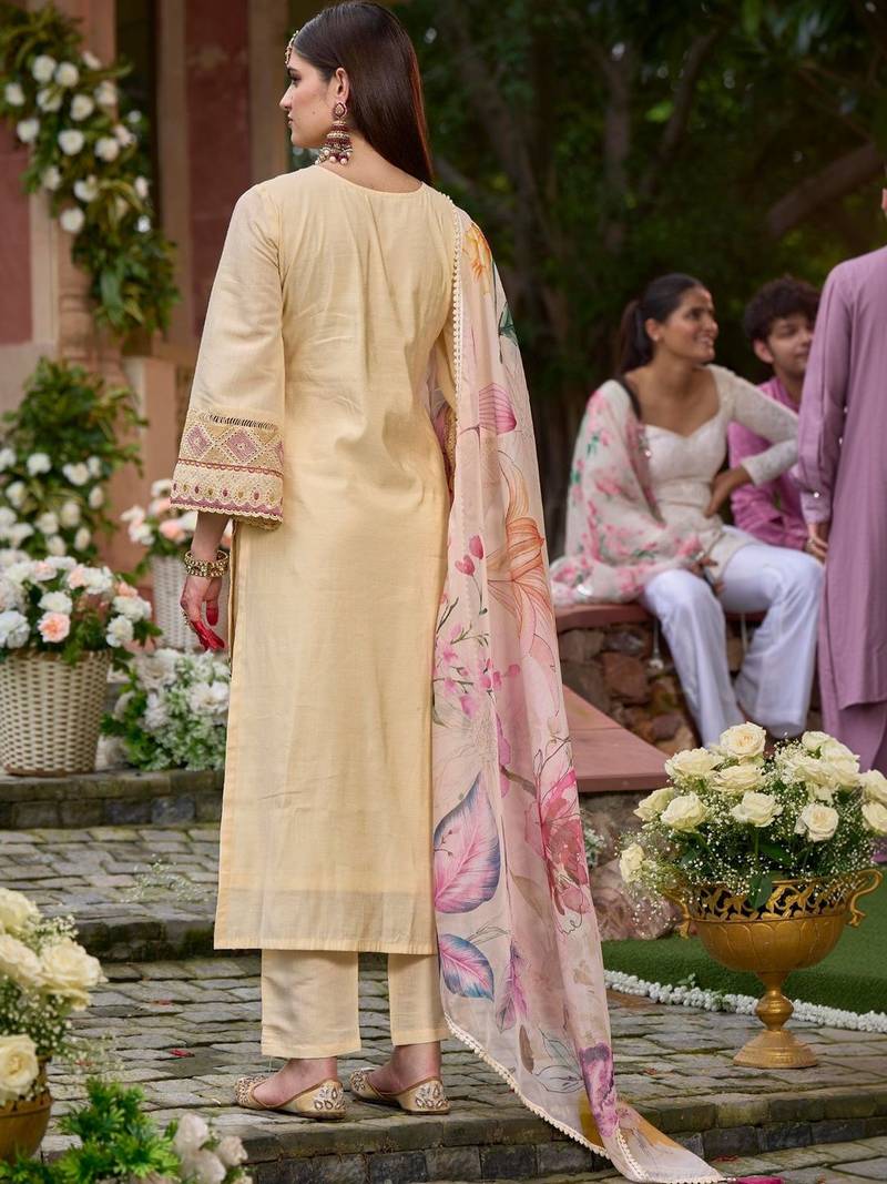 Women Floral Embroidered Regular Thread Work Kurta with Trousers & With Dupatta
