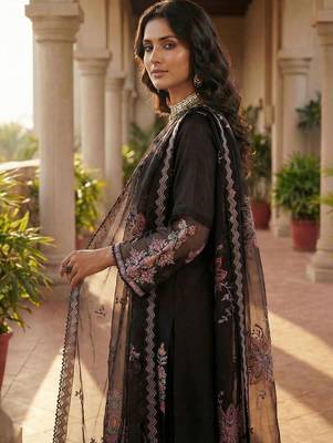 Women Floral Embroidered Regular Thread Work Kurta with Trousers & With Dupatta 2