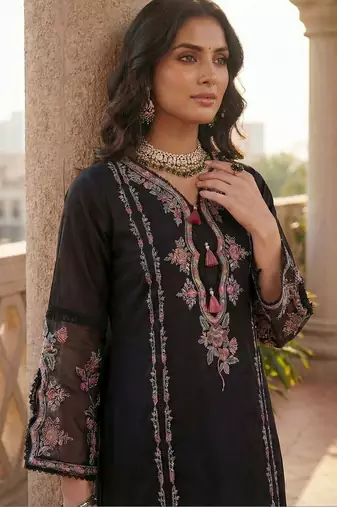 Women Floral Embroidered Regular Thread Work Kurta with Trousers & With Dupatta