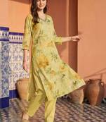 Women Floral Embroidered Regular Beads and Stones Kurta with Trousers