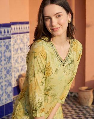 Women Floral Embroidered Regular Beads and Stones Kurta with Trousers 2