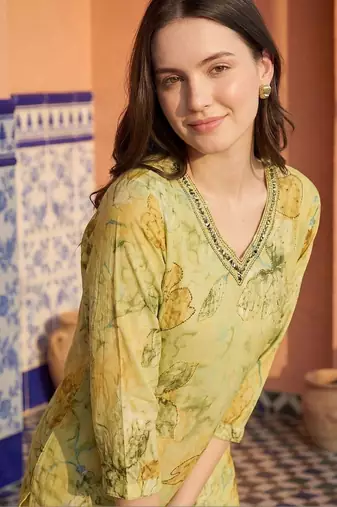 Women Floral Embroidered Regular Beads and Stones Kurta with Trousers