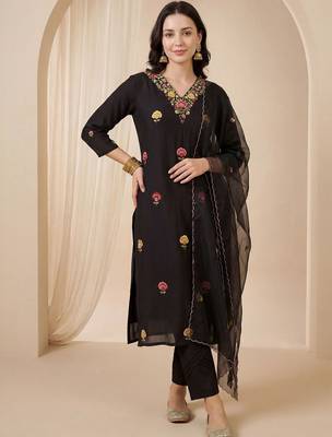 Women Floral Embroidered Regular Thread Work Kurta with Trousers & With Dupatta 1