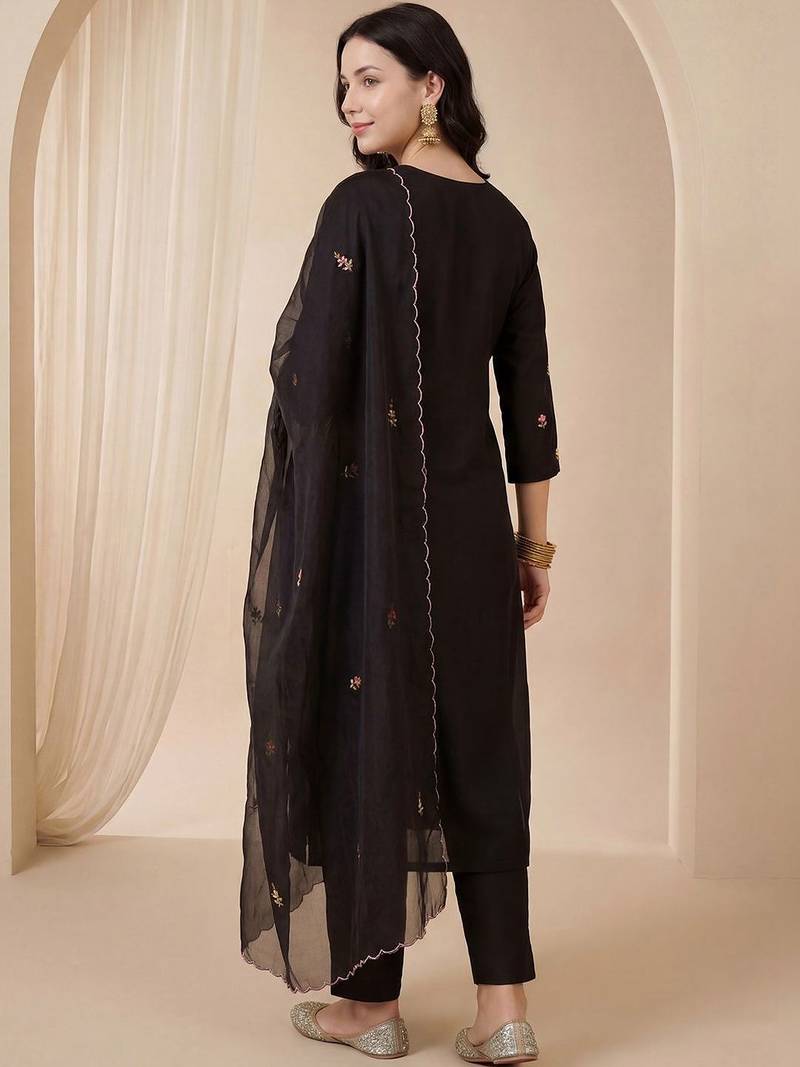 Women Floral Embroidered Regular Thread Work Kurta with Trousers & With Dupatta