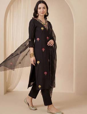 Women Floral Embroidered Regular Thread Work Kurta with Trousers & With Dupatta 5