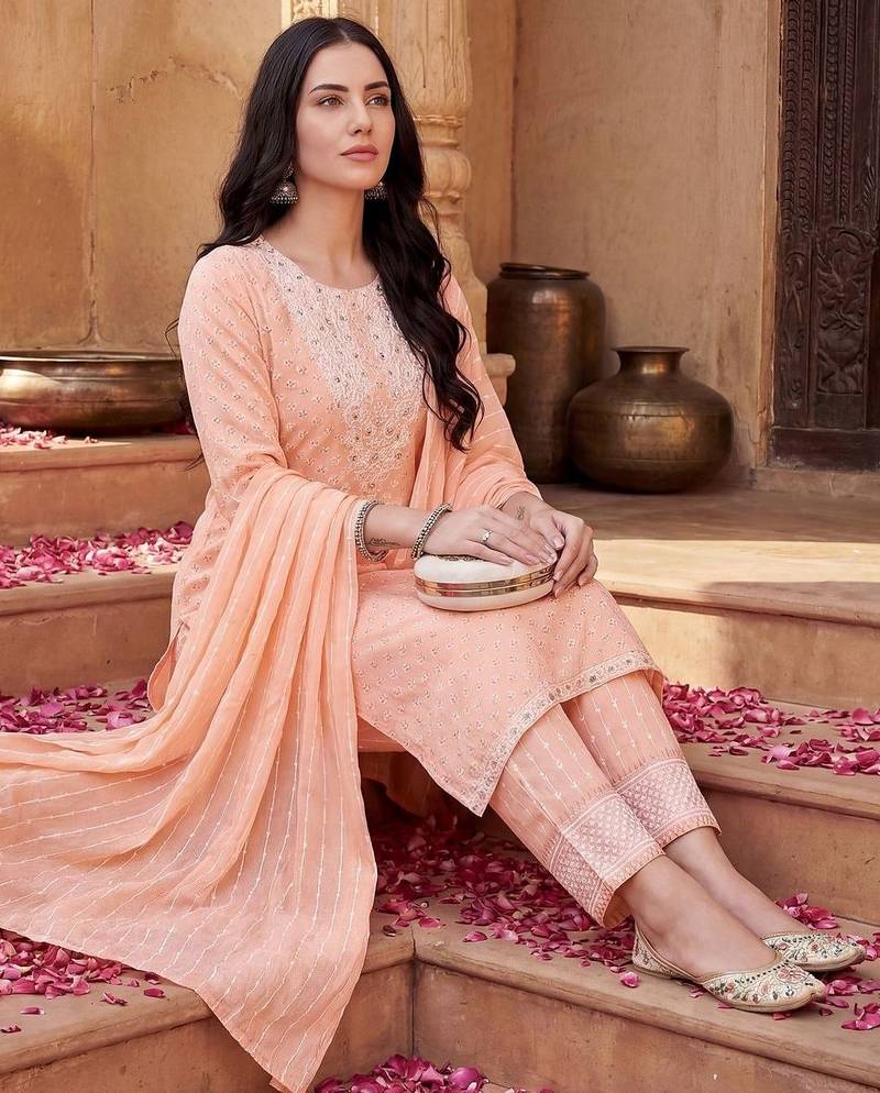 Women Floral Embroidered Regular Thread Work Kurta with Trousers & With Dupatta