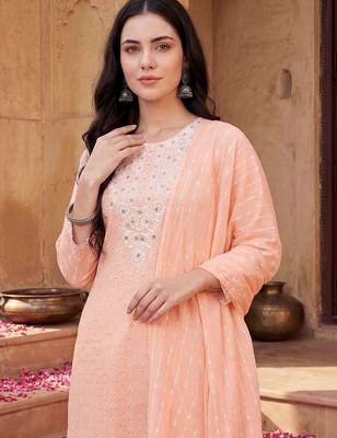 Women Floral Embroidered Regular Thread Work Kurta with Trousers & With Dupatta 2