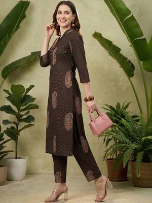 Women Paisley Printed Regular Pure Cotton Kurta with Trousers 1