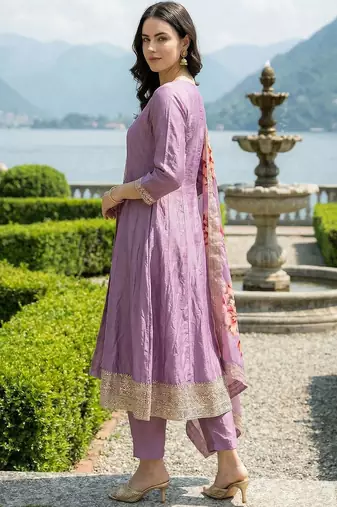 Women Floral Embroidered Empire Thread Work Kurta with Trousers & With Dupatta