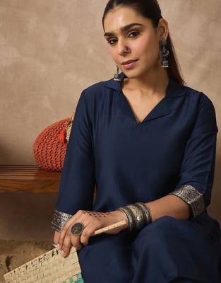 Women Regular Thread Work Kurta with Trousers 3