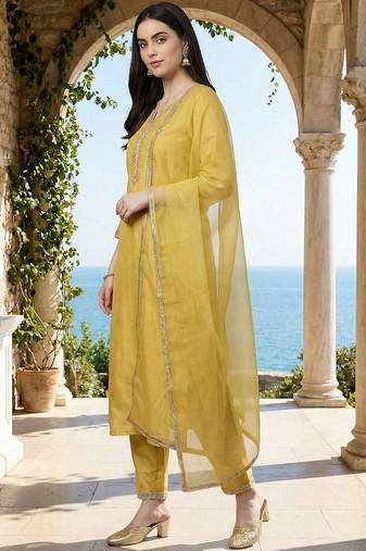 Women Embroidered Regular Thread Work Kurta with Trousers & With Dupatta