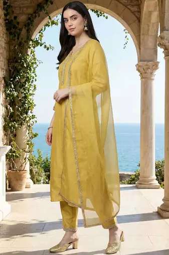 Women Embroidered Regular Thread Work Kurta with Trousers & With Dupatta