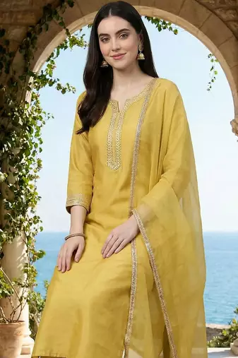 Women Embroidered Regular Thread Work Kurta with Trousers & With Dupatta