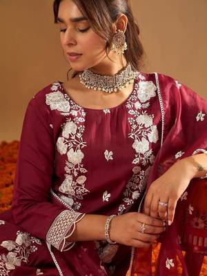 Floral Embroidered Straight Thread Work Kurta with Trousers & Dupatta 2