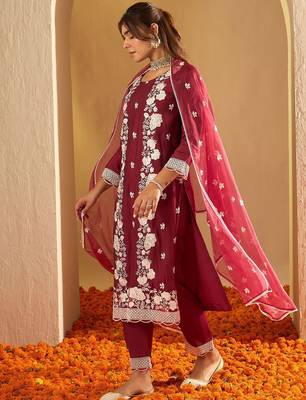 Floral Embroidered Straight Thread Work Kurta with Trousers & Dupatta 3