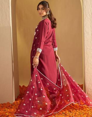 Floral Embroidered Straight Thread Work Kurta with Trousers & Dupatta 4