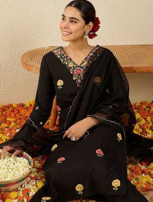 Women Floral Embroidered Kurta with Trousers & Dupatta 1