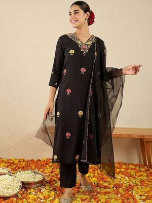 Women Floral Embroidered Kurta with Trousers & Dupatta 5